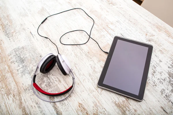 Tablet PC and headphones — Stock Photo, Image